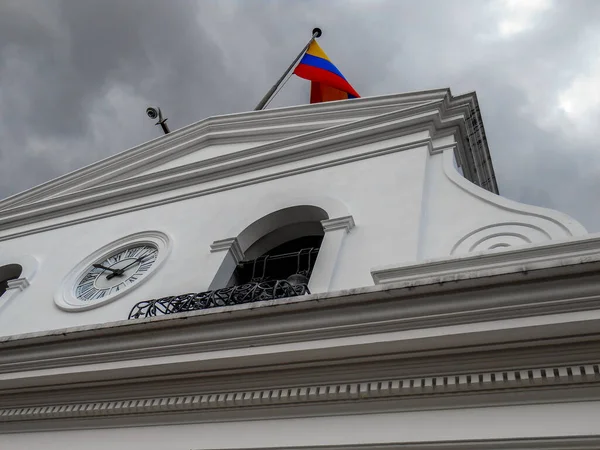 Ekwadorska Flaga Machająca Nad Pałacem Prezydenckim Quito — Zdjęcie stockowe