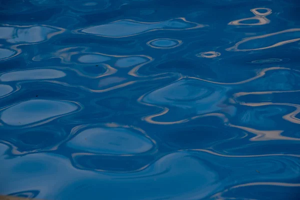 抽象的な背景 プールの澄んだ水 — ストック写真