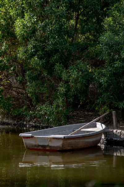 Barca Legno Sul Lungofiume — Foto Stock