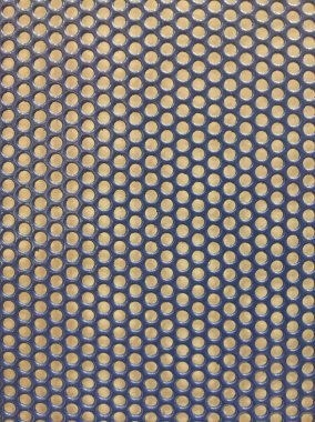 Metalik doku. Delinmiş metal levha