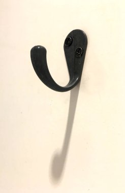 siyah duvar monteli palto askısı