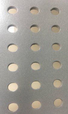 Metalik doku. Delinmiş metal levha