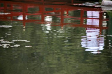Japon parkındaki kırmızı tahta köprü.
