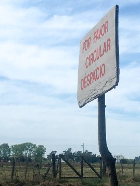 Kırsal sokaktaki uyarı işareti: Yavaş sür