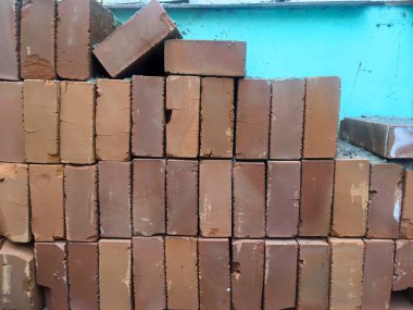 İnşaat için istiflenmiş tuğlalar. Mimari