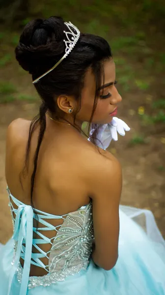Фотосесія Дівчини Якій Виповнилося Ятнадцять Парку Одягнена Принцеса — стокове фото
