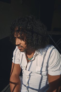 Karantinaya alınmış çocuk sıkılıyor çünkü yapacak bir şeyi yok.                                