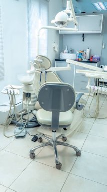 Ofisinde çalışan bir dişçi.