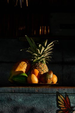   Sepetteki tropik meyveler servise hazır.                                 