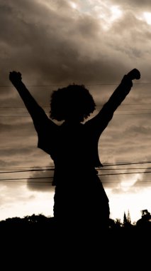 Fotoğrafçılığa adanmış bir kız doğanın fotoğraflarını çekmek için evden hazırlanıyor..