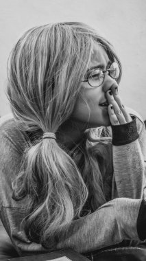 Kız sabah kalkar, kahvesini içer ve oturma odasında kitap okur..