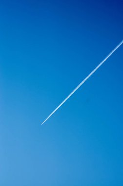 Beyaz çizgili mavi gökyüzü sahile çık.                        