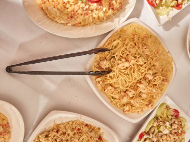 Gurme düğün yemeği sahilde lezzetli pastalar ve etler yiyor.     