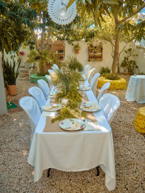 Düğün masasını evin avlusunda hazırlıyorum.           