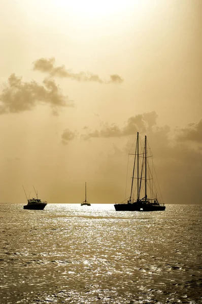 Barche Barche Vela Che Navigano Sulle Rive Del Mare Vicino — Foto Stock