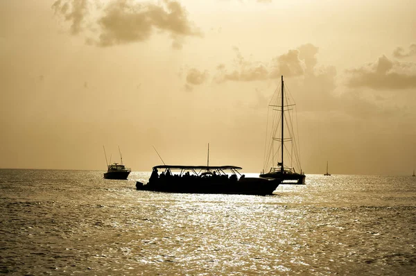 Лодки Парусники Плывущие Берегам Моря Возле Пирса — стоковое фото