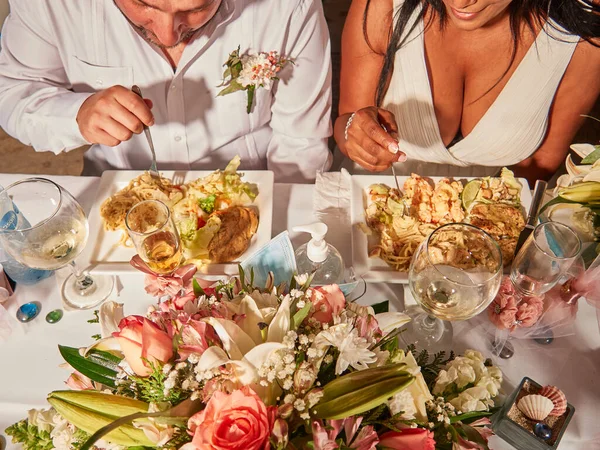 Gourmet Wedding Dinner Beach Eating Tasty Pastas Meats — Stock Photo, Image