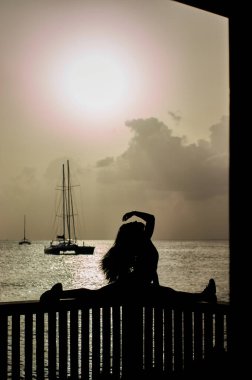 bir sahilde bir kadın silueti