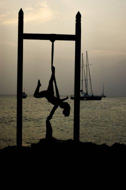 bir sahilde bir kadın silueti