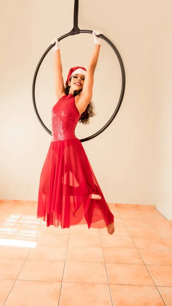 Hermosa Joven Vestido Rojo Bailando Sobre Fondo Blanco —  Fotos de Stock