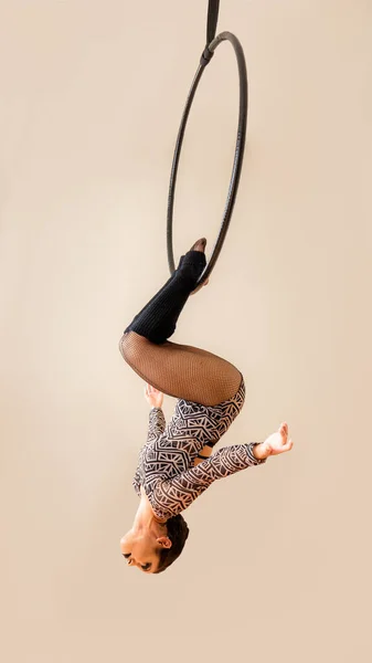 Jeune Belle Femme Gymnaste Effectue Des Exercices Acrobatiques Sur Fond — Photo