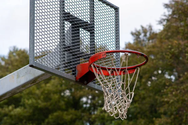 Basketbal Straat Stedelijke Stijl Met Groene Bomen Achtergrond Een Gezonde — Stockfoto