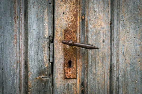 Антична Іржава Ручка Стародавніх Дерев Яних Дверях Старого Фермерського Сараю — стокове фото