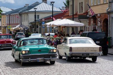 Haapsalu, Estonya - 15 Temmuz 2022. Amerikan üreticisi Buick 'in, Estonya' nın sahil kesimindeki bir güzellik araba fuarında kullandığı eski ve güzel bir araba.