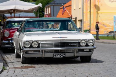 Haapsalu, Estonya - 15 Temmuz 2022. Amerikan üreticisi Chevrolet 'nin, Estonya' nın sahil kesimindeki bir güzellik araba fuarında kullandığı eski ve güzel bir araba.