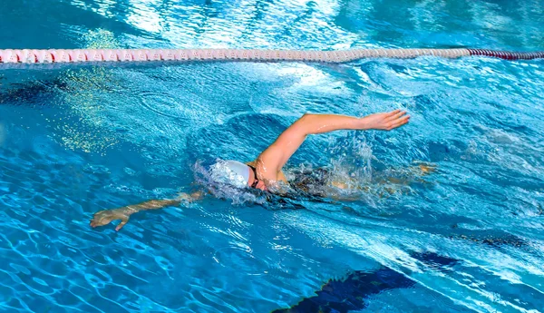 Jovem nadadora feminina — Fotografia de Stock
