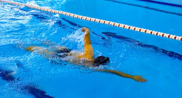 Giovane nuotatore — Foto Stock