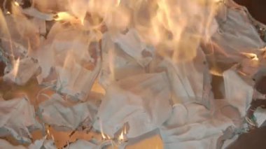 Maskeler yanıyor. Tek kullanımlık maskeler yanıyor. Bir sürü maske yanıyor. Bu salgının sonu mu?