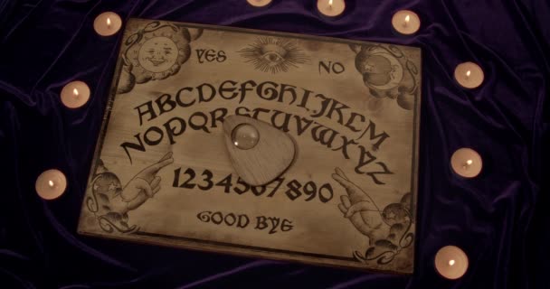 Ouija Goes Crazy Вказівник Ouija Рухається Самостійно Поки Вона Зупиниться — стокове відео