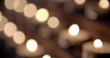 Kilisenin veya kalenin mumlarıyla bokeh etkisi