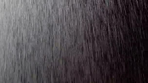 Şiddetli Yağmur Suyu Siyah Arkaplanlı Pencereden Içeri Düşer Ekran Kipi — Stok video
