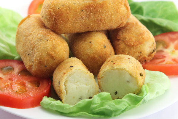 Potato croquettes and tomatoes