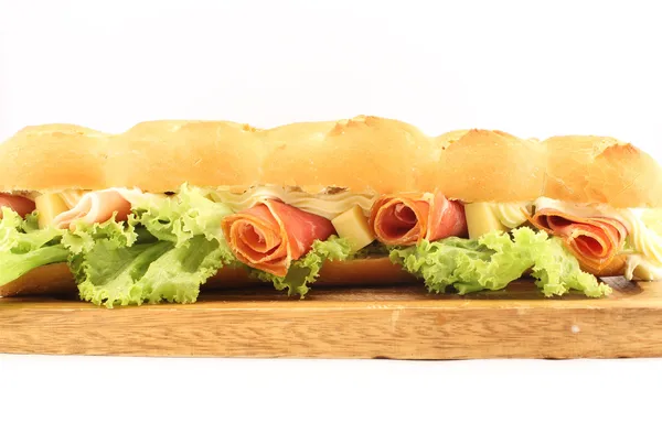 Свежий сэндвич с мясом и овощами — стоковое фото