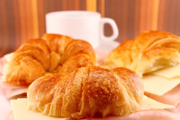 jambon ve peynirli ay çöreği snack