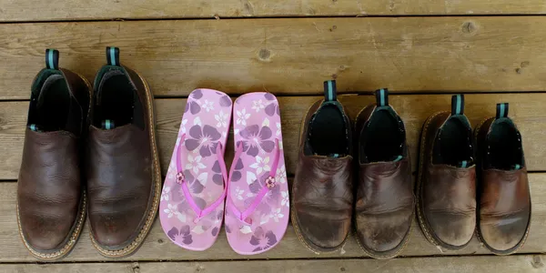 çiçekler arasında çizmeler