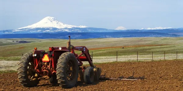 mount adams önünde traktör