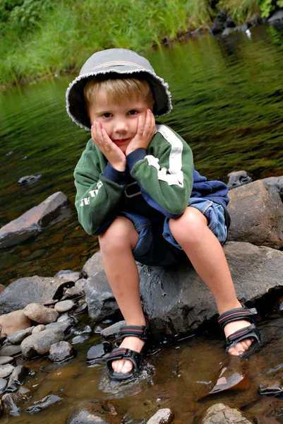 Çocuk suda eğlenmek