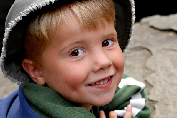 genç çocuk bir kaya üzerinde güneşlenmek