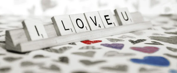 renkli romantik kalp tarafından ahşap parçaları seviyorum