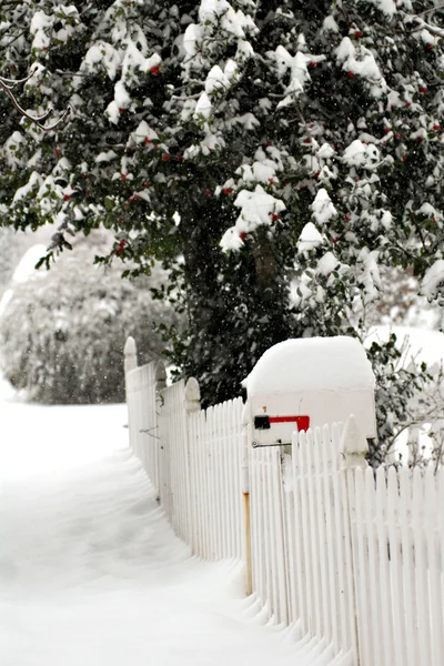 Posta kutusu üzerinde soğuk bir günde kar yağdı. Telifsiz Stok Fotoğraflar