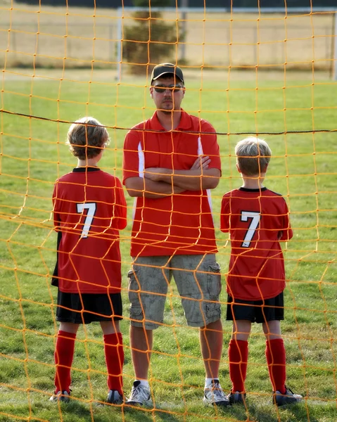 Futbol antrenörü ve oğulları Telifsiz Stok Imajlar