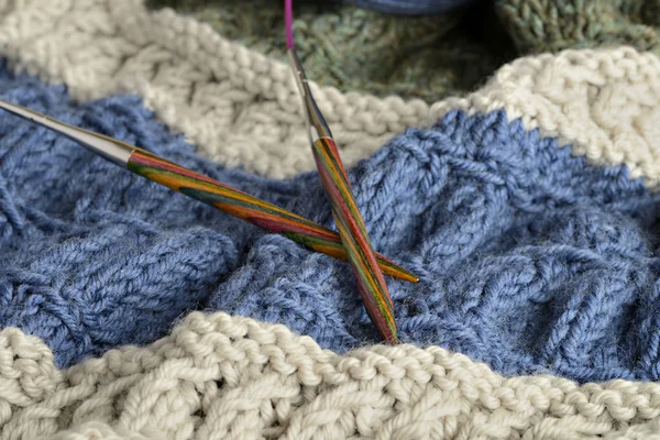 Kruhová jehla s knited deku — Stock fotografie