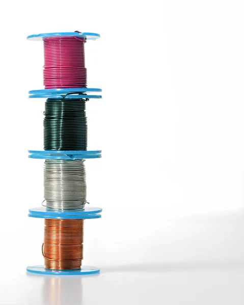 Takı tel bobinler üzerinde