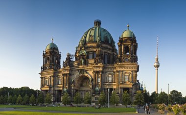 Berliner Dom ve Fernsehturm televizyon kulesi