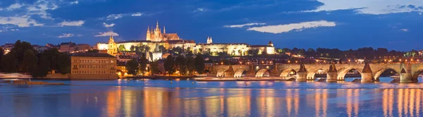 Chrám sv. Víta, Pražský hrad a Karlův most — Stock fotografie