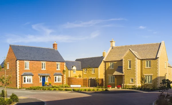 Gatuvy över nya hus — Stockfoto